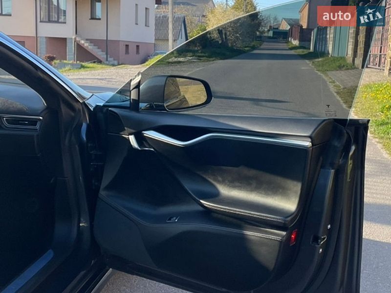 Лифтбек Tesla Model S 2016 в Ровно