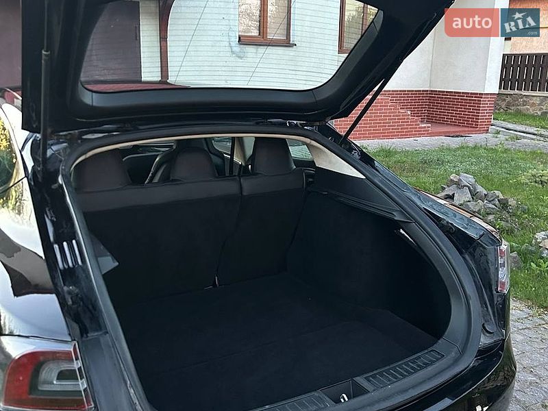 Лифтбек Tesla Model S 2015 в Львове