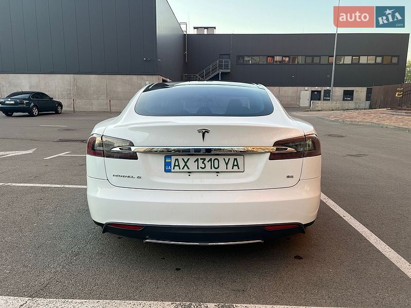 Ліфтбек Tesla Model S 2013 в Вишневому
