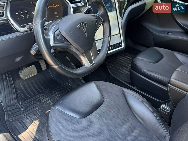 Лифтбек Tesla Model S 2014 в Валках