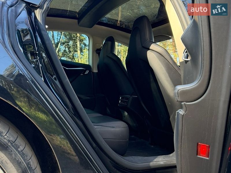 Лифтбек Tesla Model S 2014 в Валках