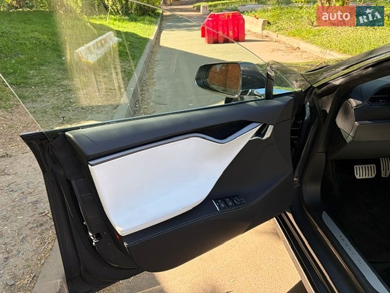 Лифтбек Tesla Model S 2020 в Киеве
