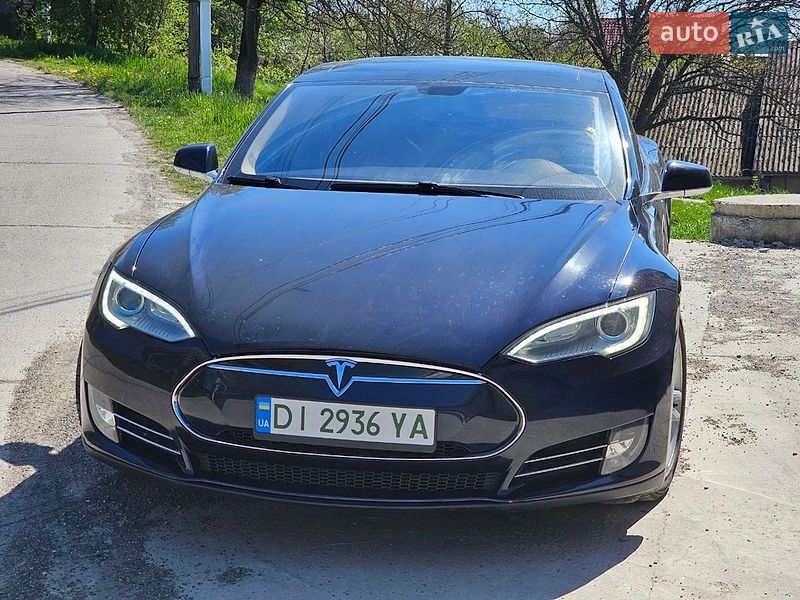 Ліфтбек Tesla Model S 2013 в Чернівцях