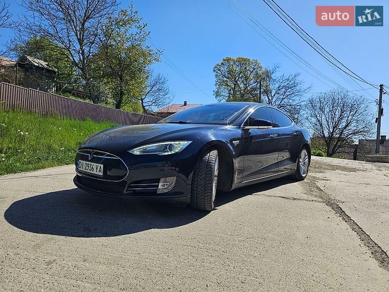 Ліфтбек Tesla Model S 2013 в Чернівцях
