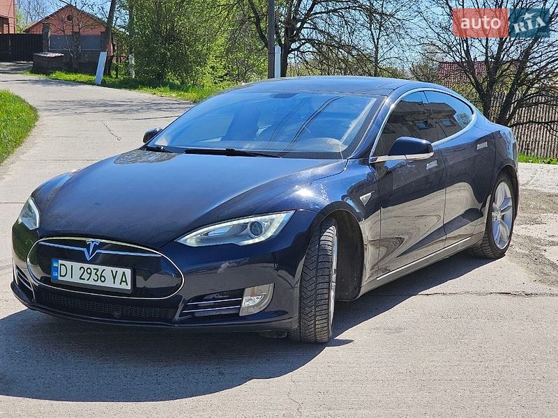 Ліфтбек Tesla Model S 2013 в Чернівцях