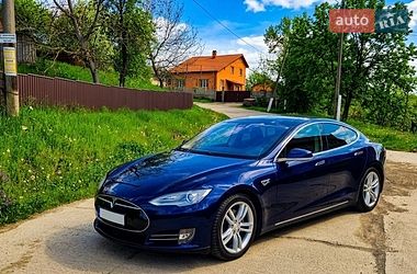 Лифтбек Tesla Model S 2013 в Черновцах