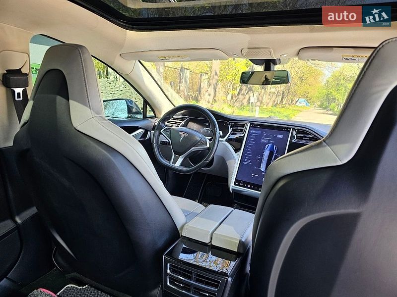 Ліфтбек Tesla Model S 2013 в Чернівцях