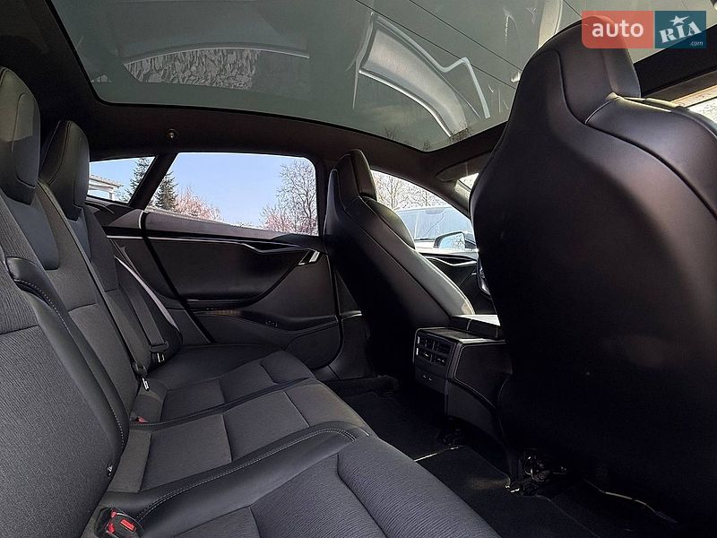 Ліфтбек Tesla Model S 2018 в Чернівцях
