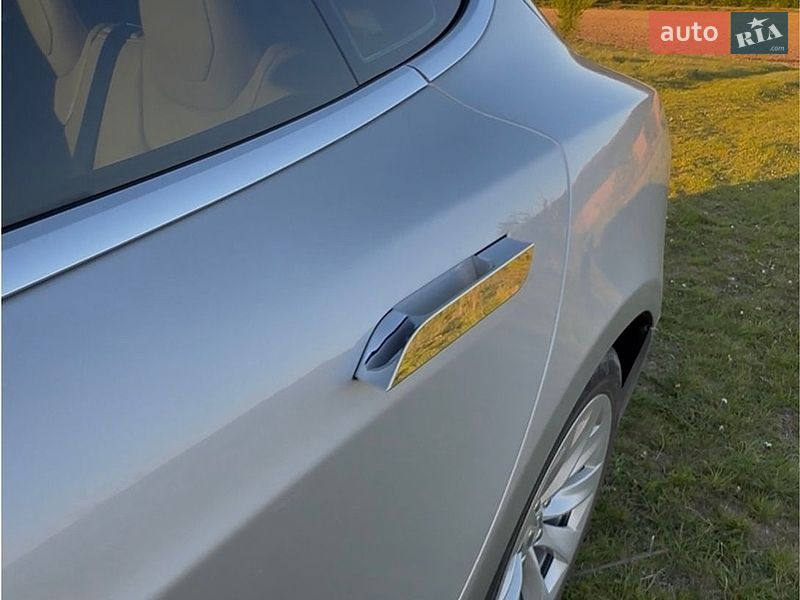 Лифтбек Tesla Model S 2016 в Ивано-Франковске