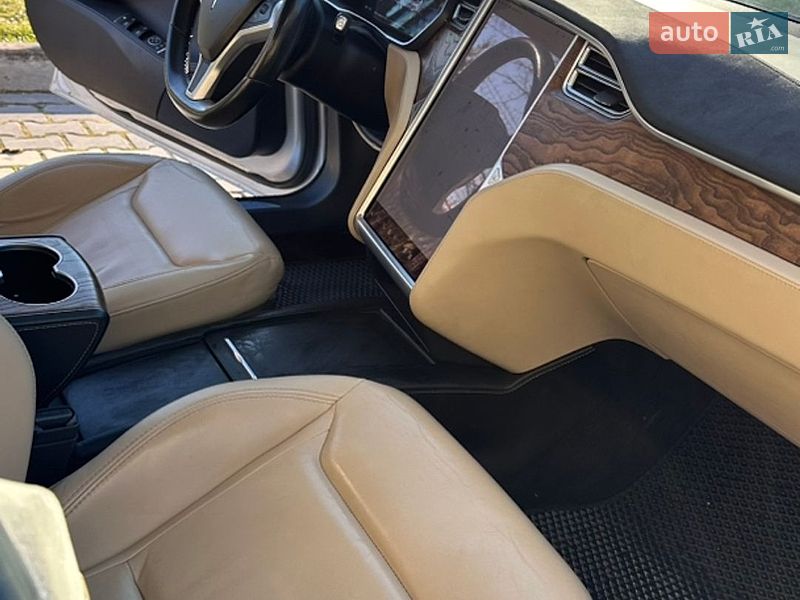 Лифтбек Tesla Model S 2016 в Ивано-Франковске
