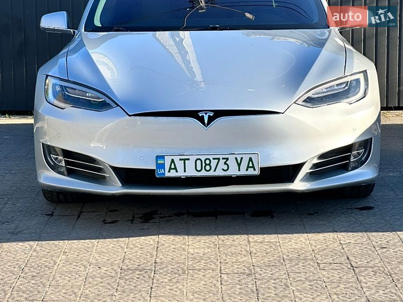 Лифтбек Tesla Model S 2016 в Ивано-Франковске