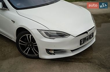 Лифтбек Tesla Model S 2016 в Черновцах