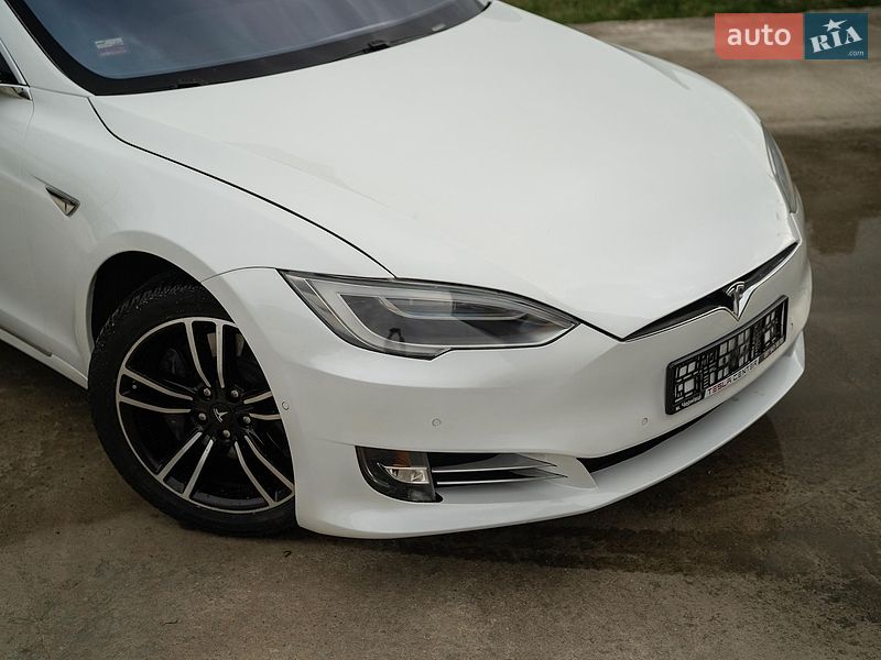 Лифтбек Tesla Model S 2016 в Черновцах