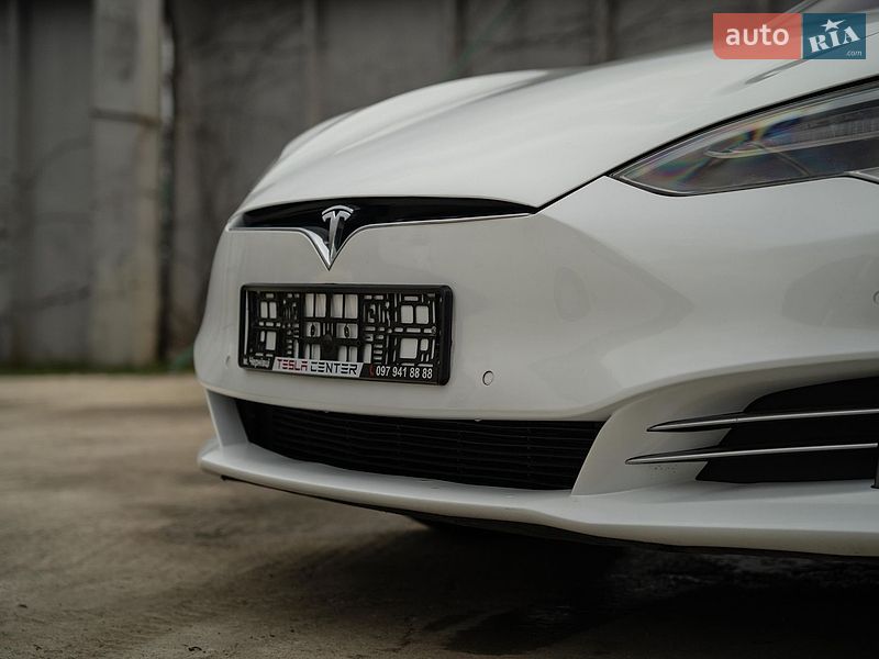 Лифтбек Tesla Model S 2016 в Черновцах
