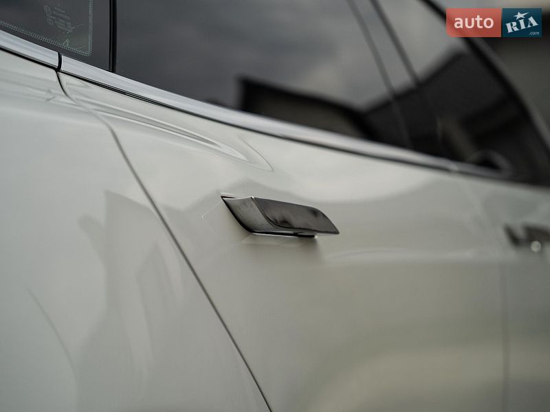 Лифтбек Tesla Model S 2016 в Черновцах