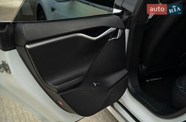 Лифтбек Tesla Model S 2016 в Черновцах