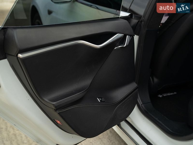 Лифтбек Tesla Model S 2016 в Черновцах