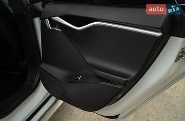 Лифтбек Tesla Model S 2016 в Черновцах