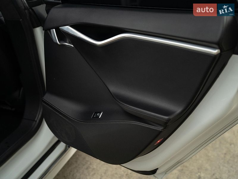 Лифтбек Tesla Model S 2016 в Черновцах