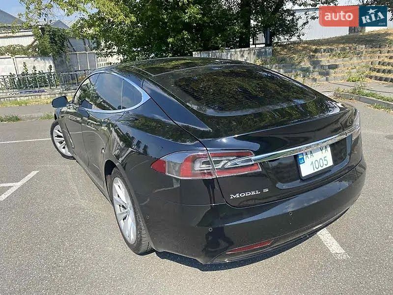 Лифтбек Tesla Model S 2016 в Киеве