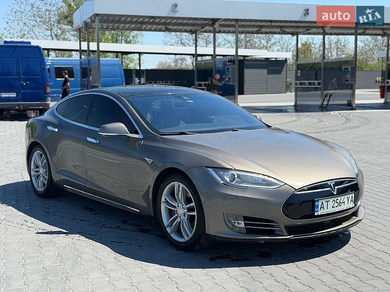 Лифтбек Tesla Model S 2015 в Каменец-Подольском