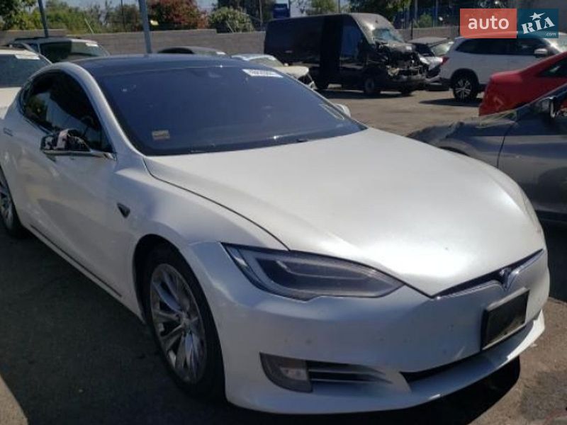 Лифтбек Tesla Model S 2016 в Черновцах