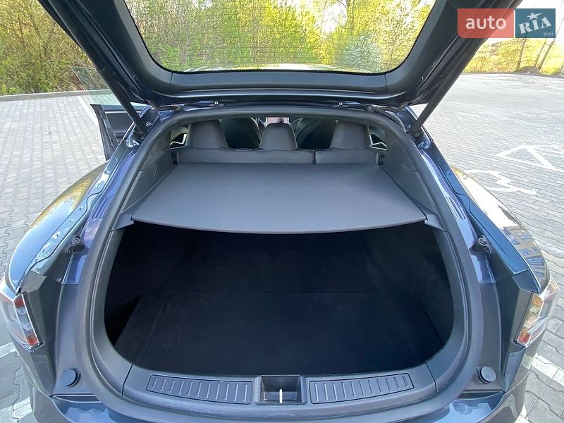 Лифтбек Tesla Model S 2017 в Киеве