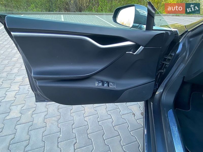 Лифтбек Tesla Model S 2017 в Киеве