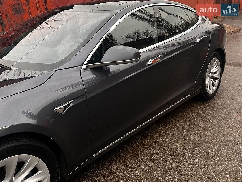 Лифтбек Tesla Model S 2017 в Киеве