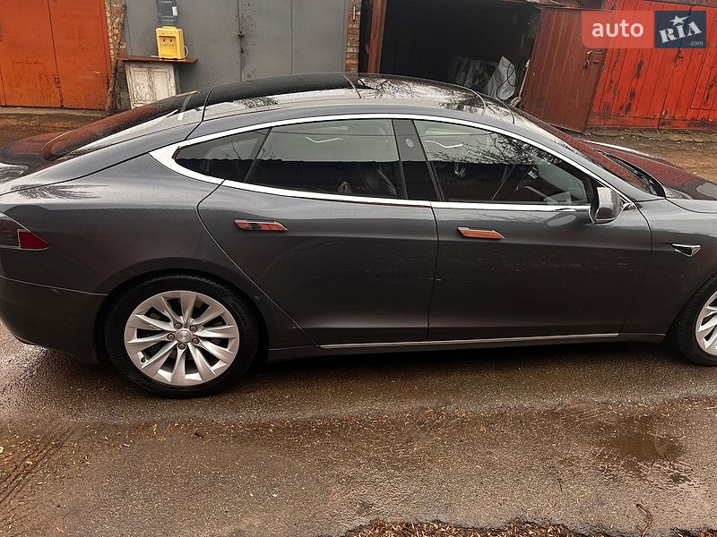 Лифтбек Tesla Model S 2017 в Киеве