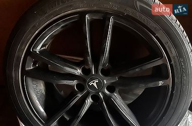 Лифтбек Tesla Model S 2017 в Киеве