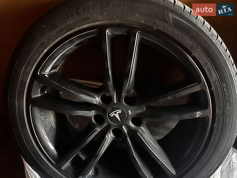 Лифтбек Tesla Model S 2017 в Киеве