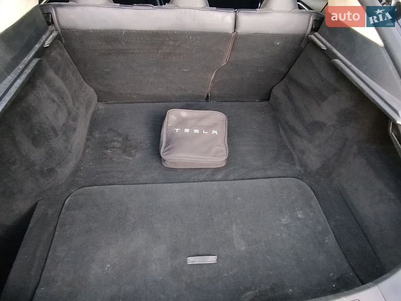 Лифтбек Tesla Model S 2013 в Львове