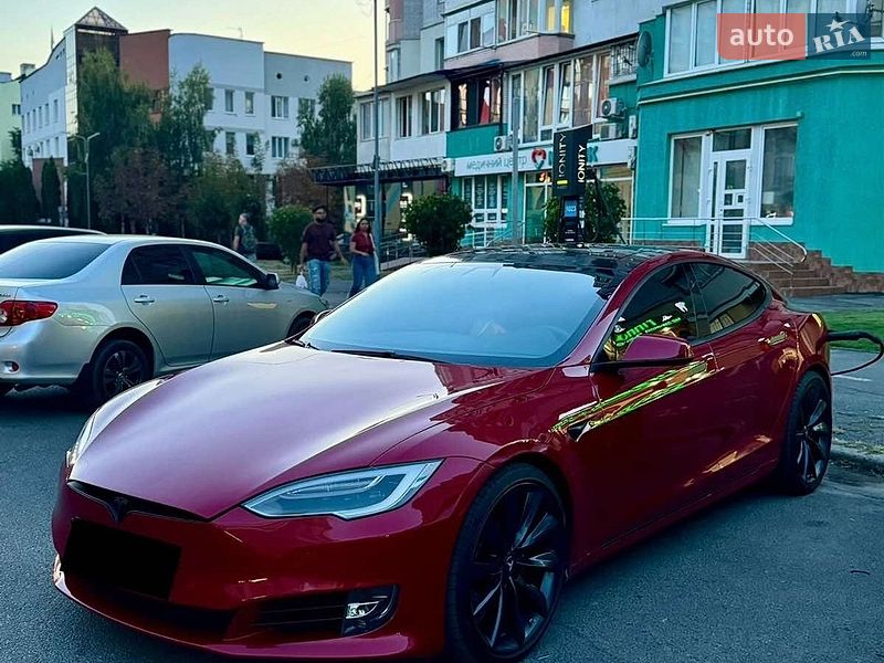 Лифтбек Tesla Model S 2017 в Сходнице