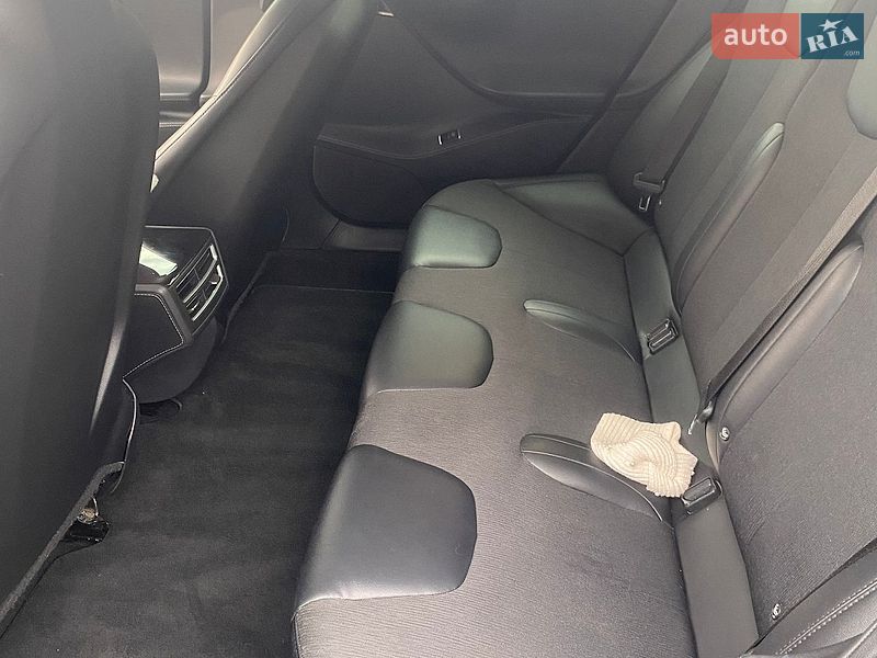 Ліфтбек Tesla Model S 2015 в Стрию
