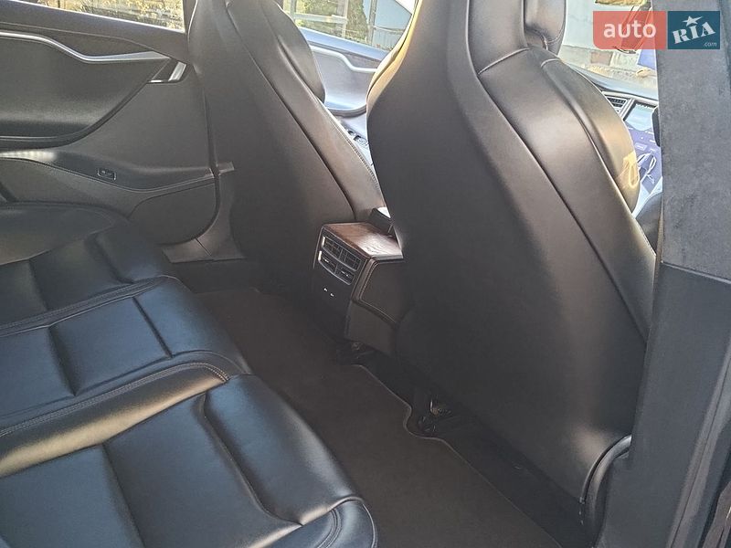 Лифтбек Tesla Model S 2017 в Киеве
