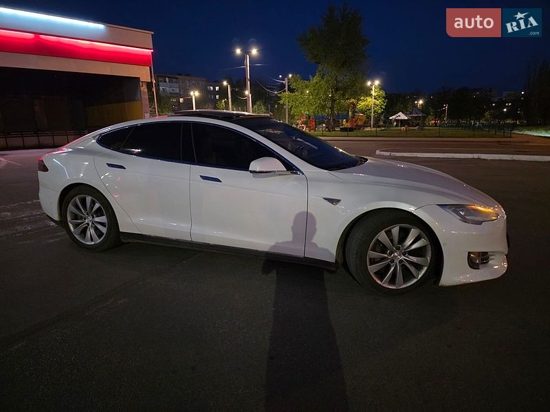 Ліфтбек Tesla Model S 2016 в Харкові