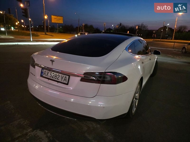 Ліфтбек Tesla Model S 2016 в Харкові