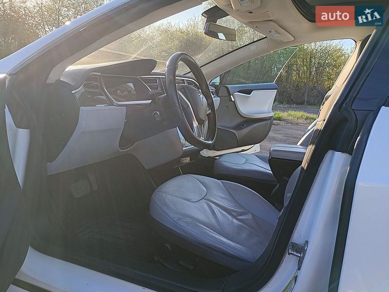 Ліфтбек Tesla Model S 2013 в Сарнах