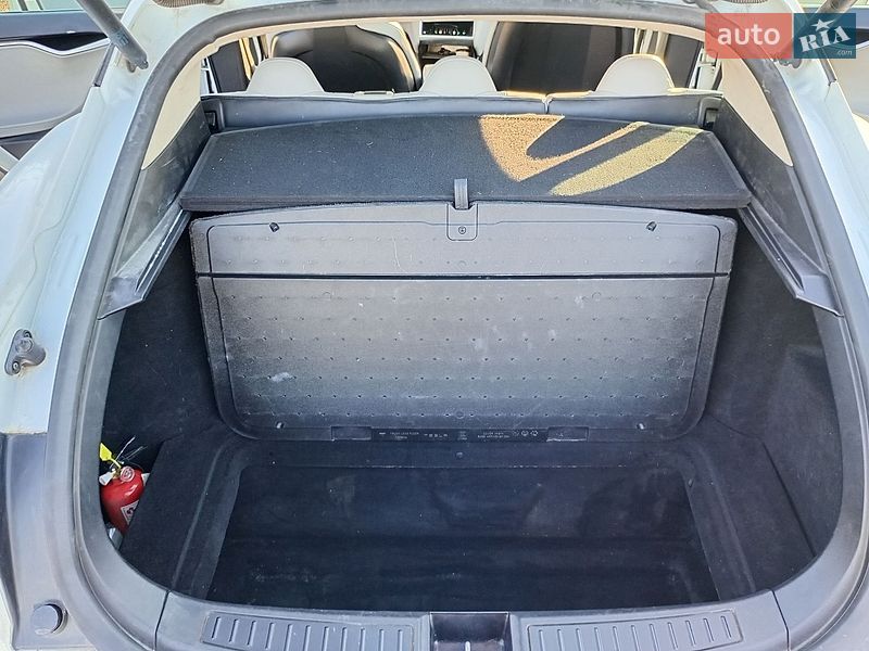 Ліфтбек Tesla Model S 2013 в Сарнах
