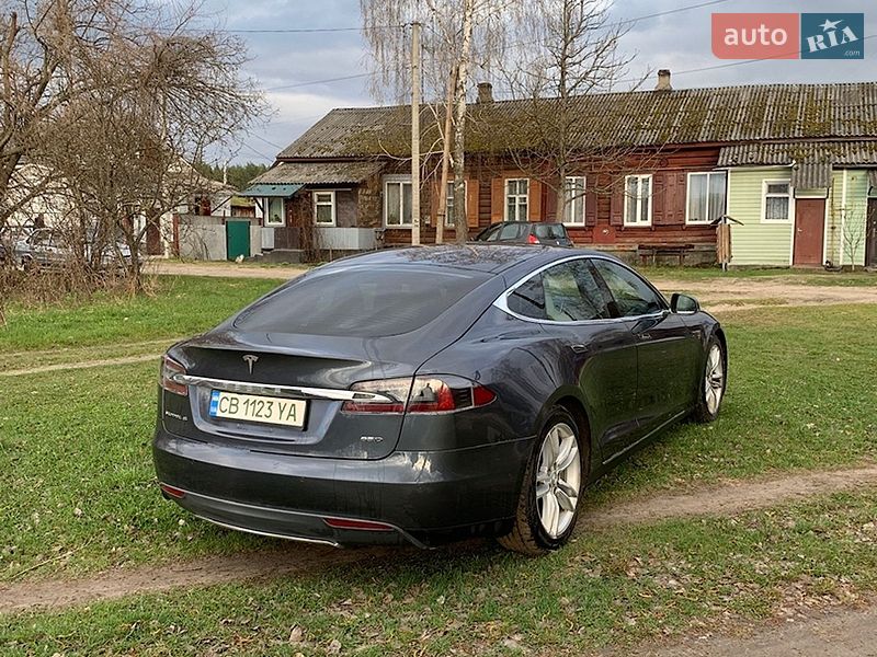 Лифтбек Tesla Model S 2015 в Чернигове