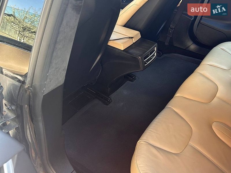 Лифтбек Tesla Model S 2015 в Чернигове