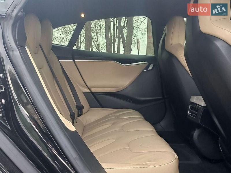 Лифтбек Tesla Model S 2016 в Ивано-Франковске