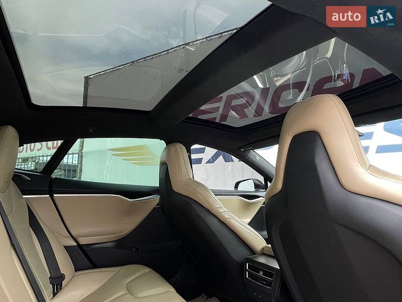 Ліфтбек Tesla Model S 2016 в Києві