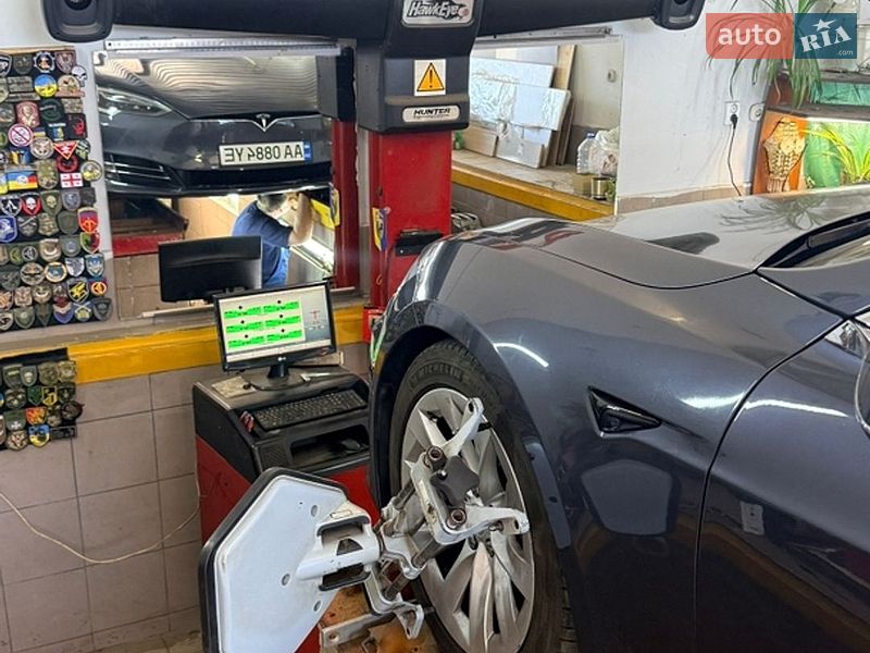 Лифтбек Tesla Model S 2017 в Киеве