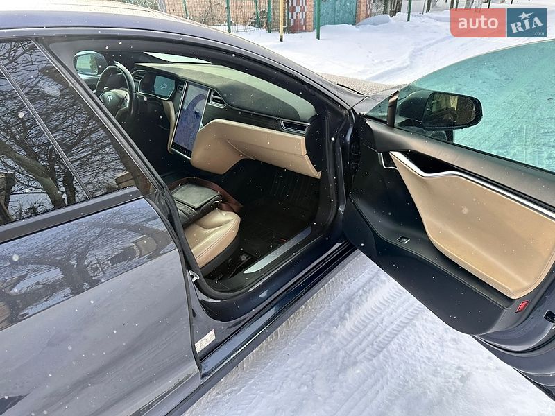 Ліфтбек Tesla Model S 2016 в Городку