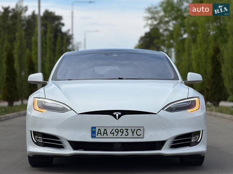 Лифтбек Tesla Model S 2015 в Киеве