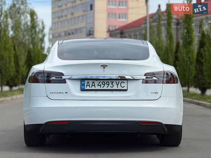 Лифтбек Tesla Model S 2015 в Киеве