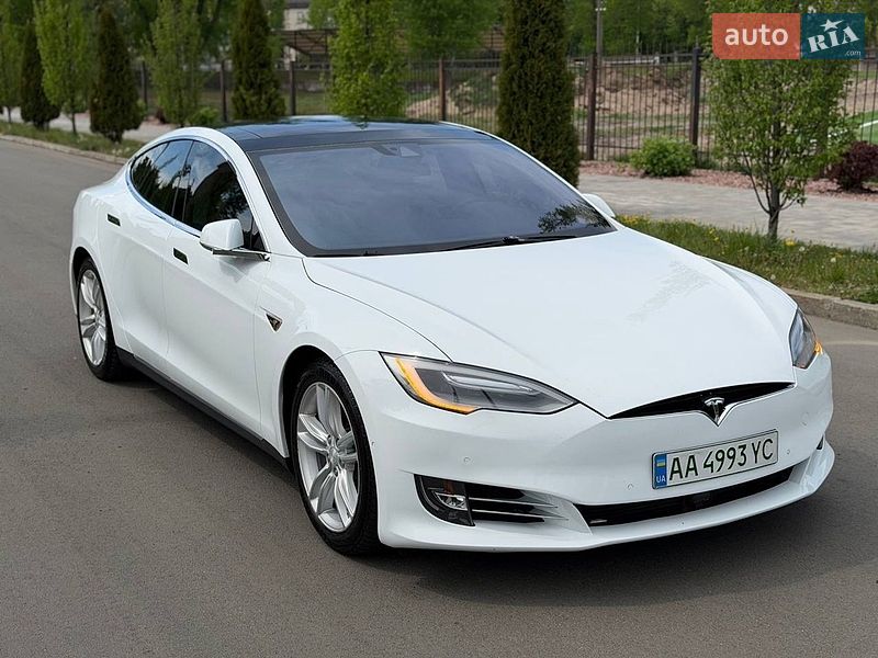 Лифтбек Tesla Model S 2015 в Киеве