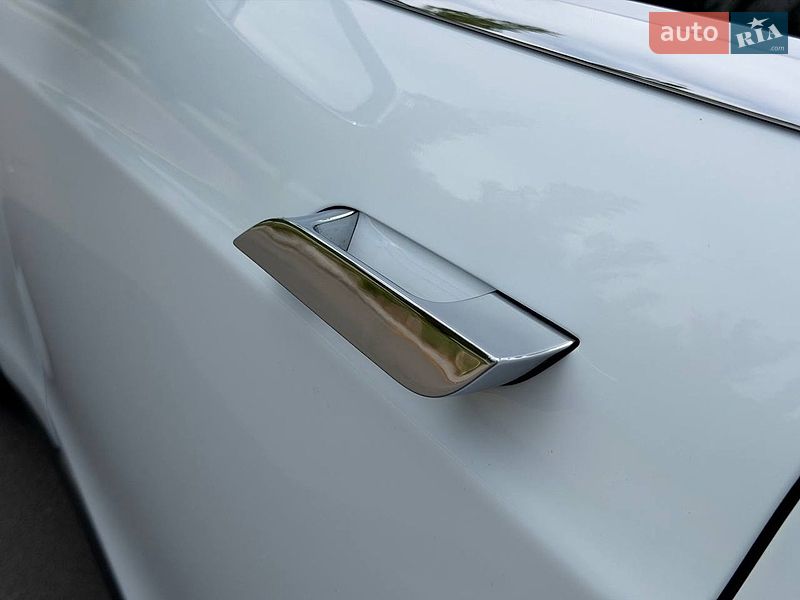Лифтбек Tesla Model S 2015 в Киеве